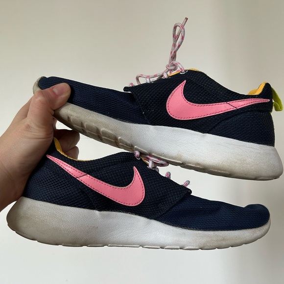 NIKE Roshe Run Running Low Navy Pink Shoes - Picture 2 of 9